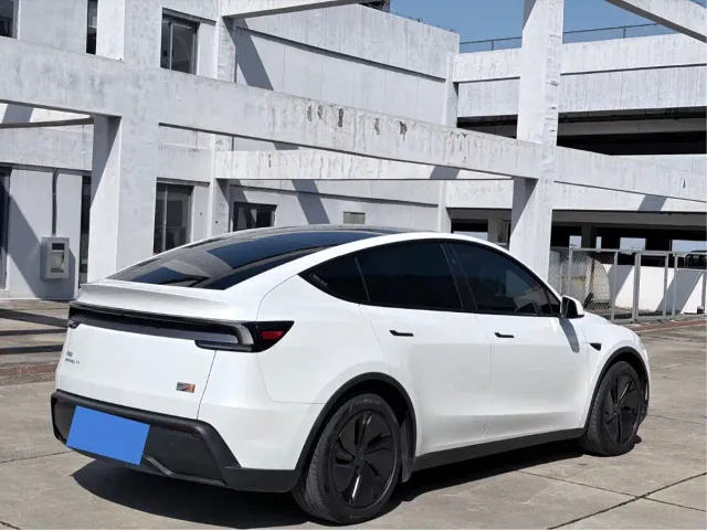 Tesla Model Y — Фото автомобиля 18