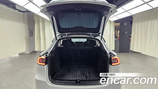 Tesla Model Y — Фото автомобиля 24