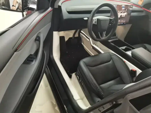 Tesla Model Y — Фото автомобиля 15