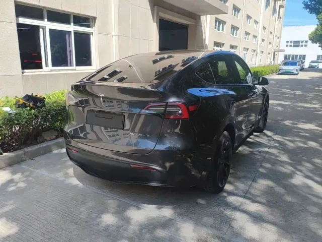 Tesla Model Y — Фото автомобиля 6