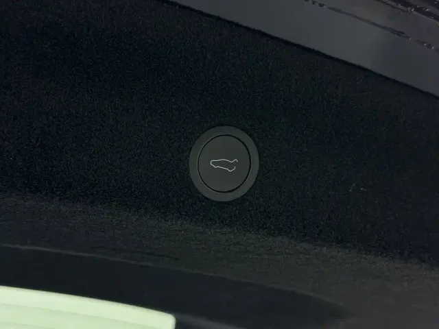 Tesla Model Y L — Фото автомобиля 20