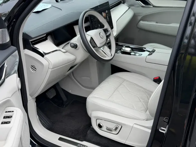 Volvo EM90 — Фото автомобиля 16