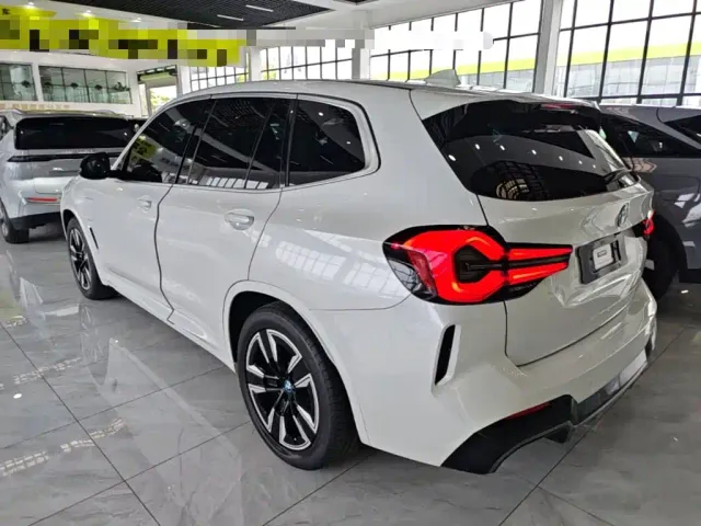 BMW iX3 — Фото автомобиля 4