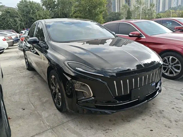 Hongqi E-QM5 — Фото автомобиля 3