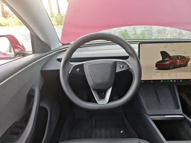 Tesla Model 3 — Фото автомобиля 10
