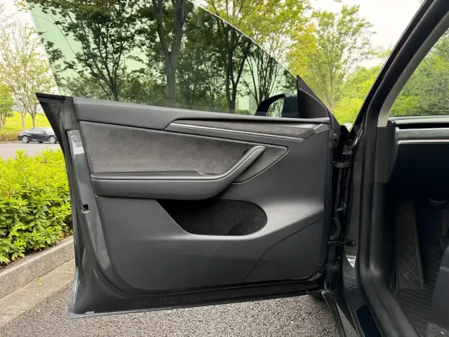 Tesla Model Y — Фото автомобиля 8