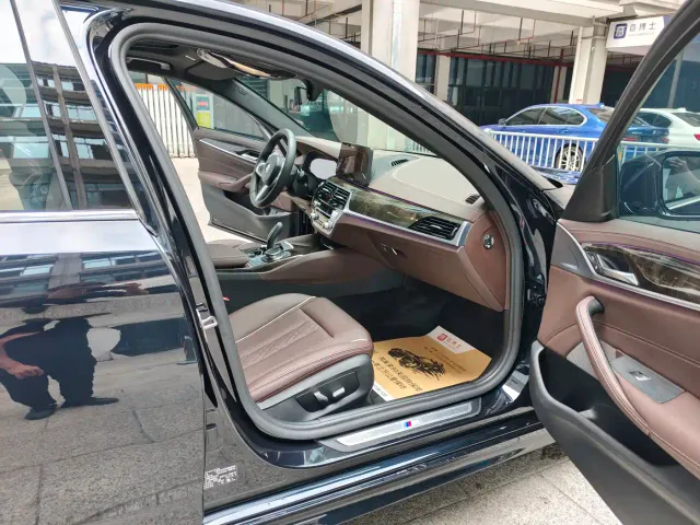 BMW 5 Series — Фото автомобиля 11