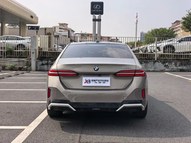 BMW 5 Series — Фото автомобиля 6