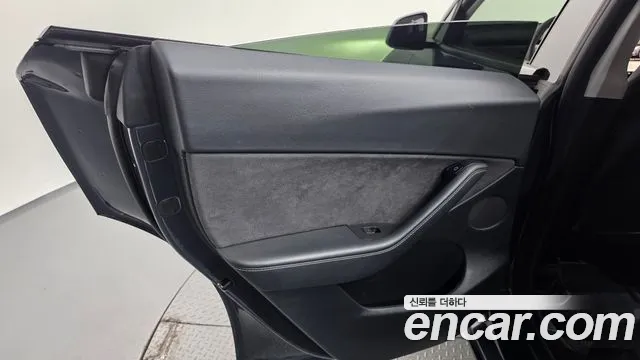 Tesla Model Y — Фото автомобиля 13
