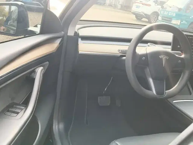 Tesla Model Y — Фото автомобиля 15