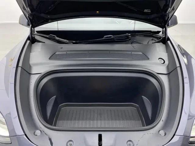 Tesla Model Y — Фото автомобиля 9