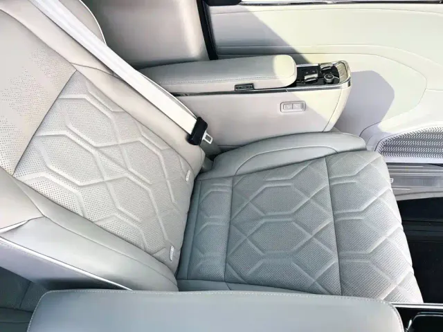 Volvo EM90 — Фото автомобиля 16