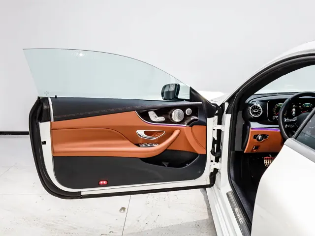 Mercedes-Benz E-Class — Фото автомобиля 3