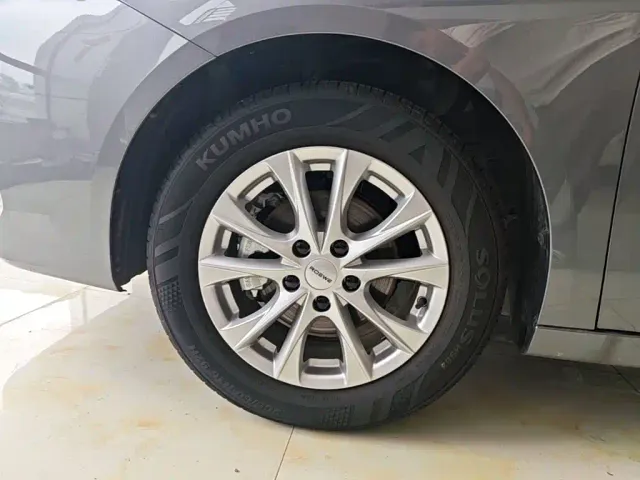 Roewe i5 — Фото автомобиля 22