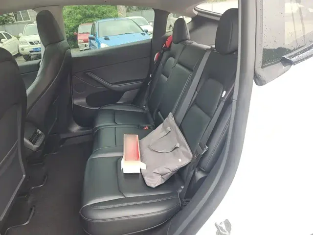 Tesla Model Y — Фото автомобиля 16