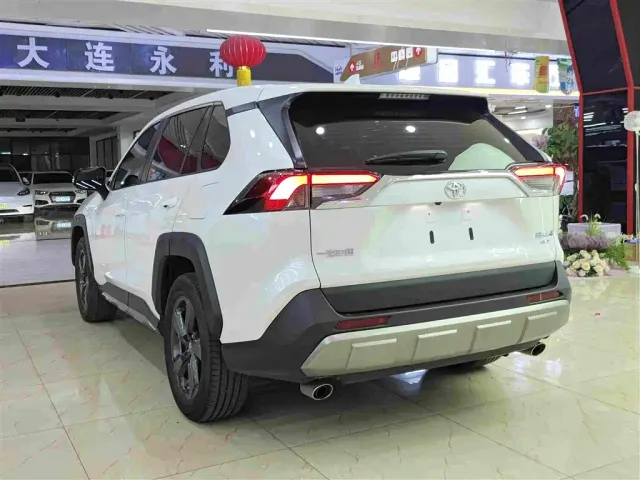 Toyota RAV4 — Фото автомобиля 15
