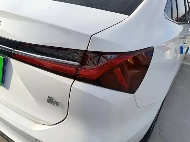 Roewe i5 — Фото автомобиля 7