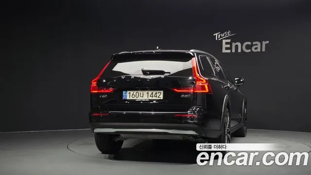 Вольво V60 V60 Cross Country 2 поколение B5 Ultimate AWD — Фото автомобиля 4