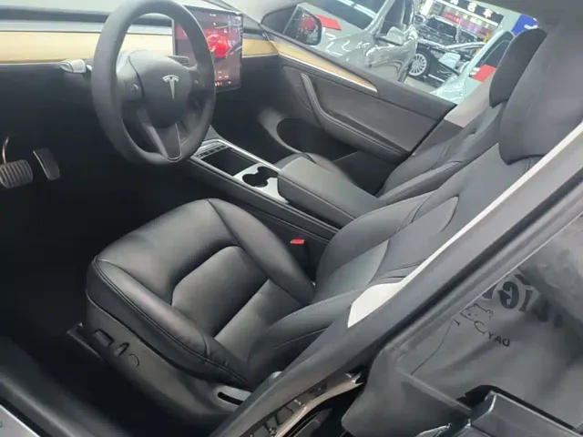 Tesla Model Y — Фото автомобиля 14