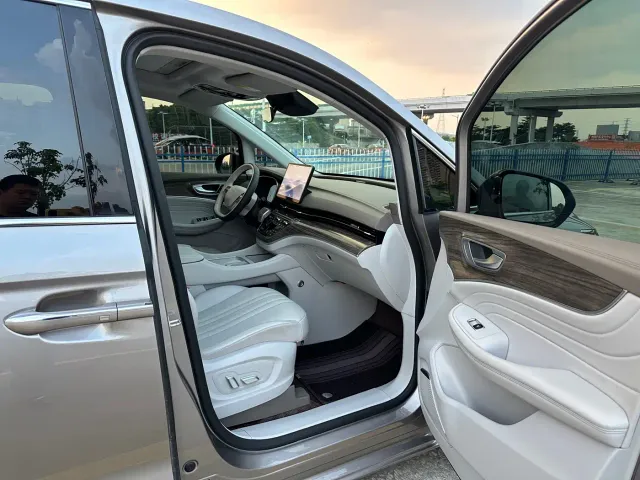 Roewe iMAX8 — Фото автомобиля 13
