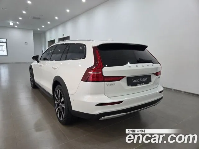 Volvo V60 Cross Country 2nd Gen — Фото автомобиля 2