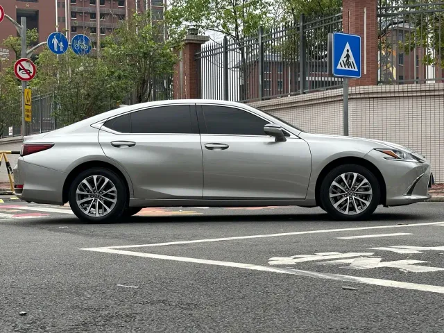 Lexus ES — Фото автомобиля 8