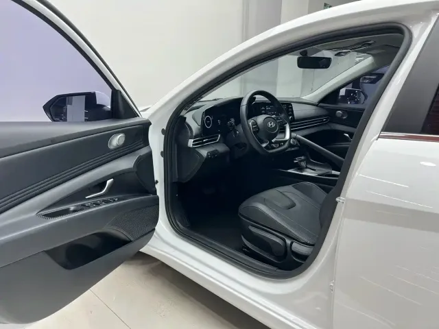Hyundai Elantra — Фото автомобиля 5