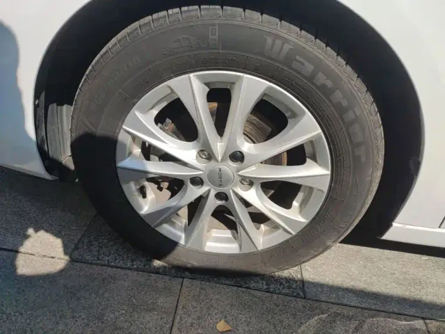 Roewe i5 — Фото автомобиля 22