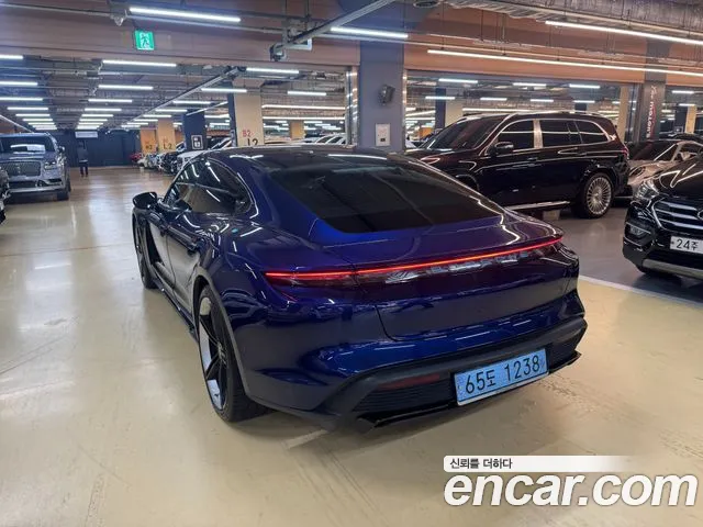 Porsche Taycan — Фото автомобиля 18