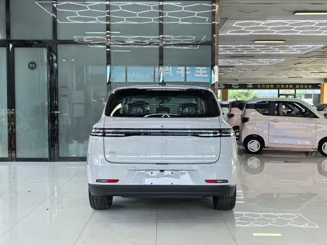 Leapmotor C10 — Фото автомобиля 6