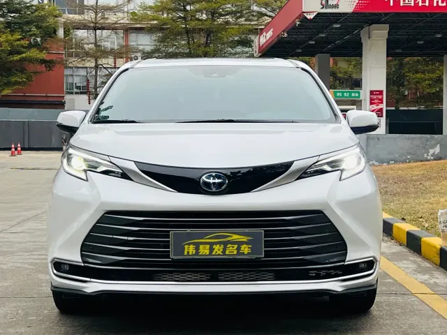 Toyota Sienna — Фото автомобиля 3