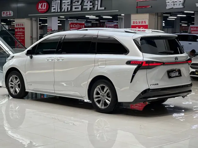 Toyota Sienna — Фото автомобиля 19