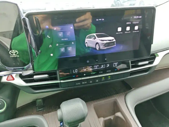 Toyota Sienna — Фото автомобиля 12