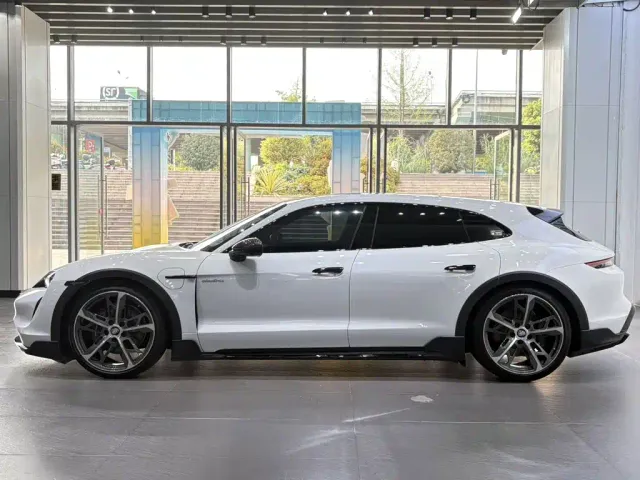 Porsche Taycan — Фото автомобиля 8