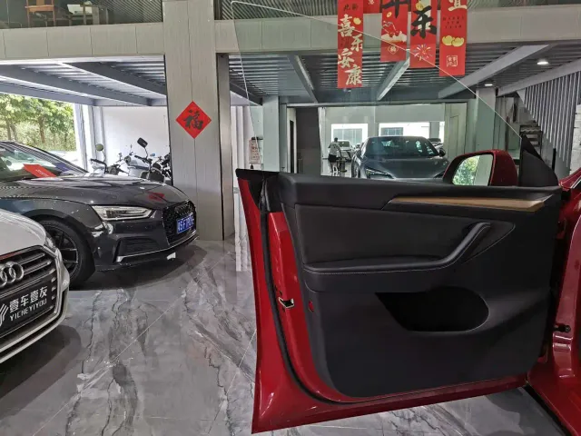Tesla Model Y — Фото автомобиля 21