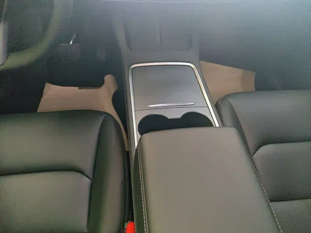 Tesla Model Y — Фото автомобиля 13