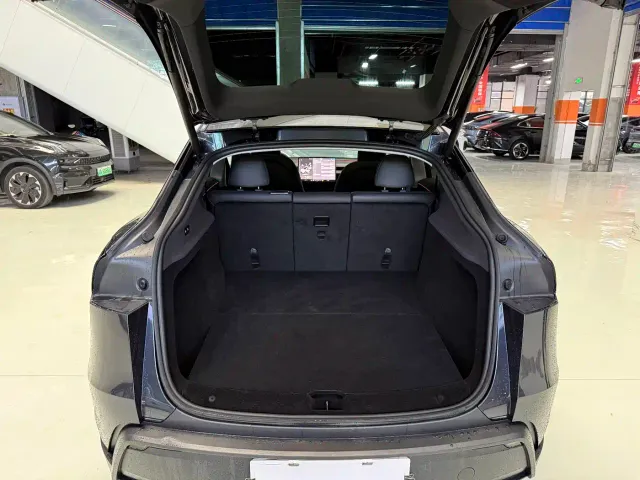 Tesla Model Y — Фото автомобиля 16