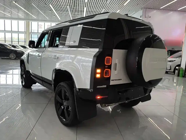 Land Rover Defender — Фото автомобиля 4