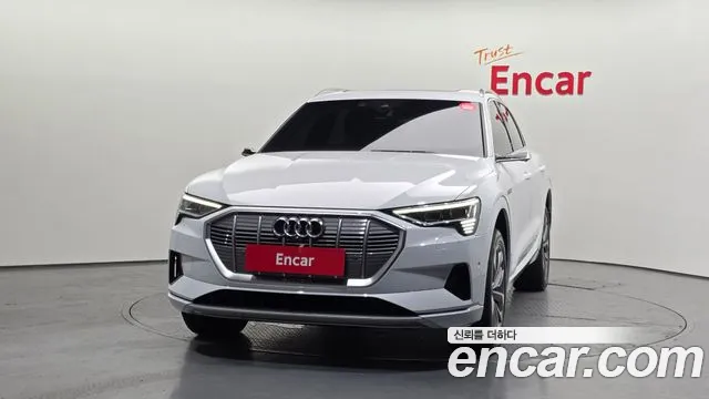 Audi e-tron — Фото автомобиля 3