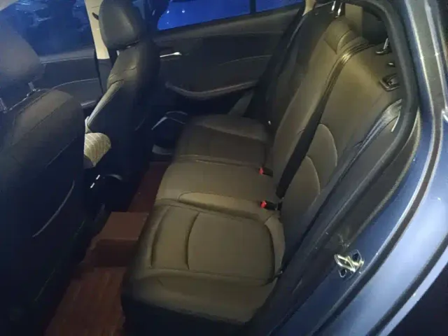 Roewe i5 — Фото автомобиля 16