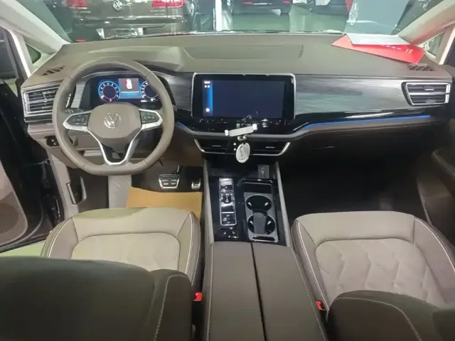 Volkswagen Viloran 2023 Facelift 380TSI Premium Edition — Фото автомобиля 9