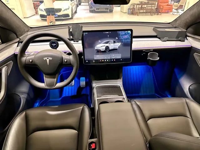 Tesla Model Y — Фото автомобиля 14