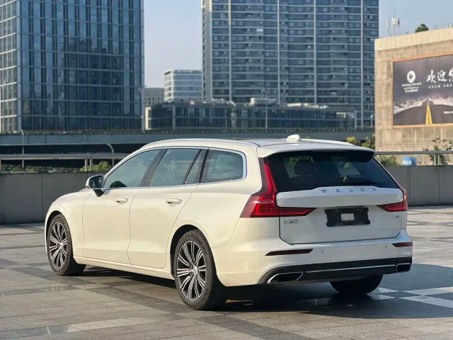 Volvo V60 — Фото автомобиля 4