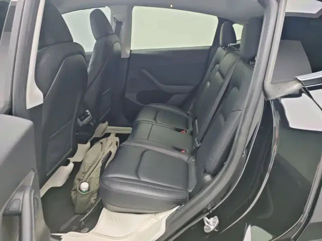 Tesla Model Y — Фото автомобиля 16