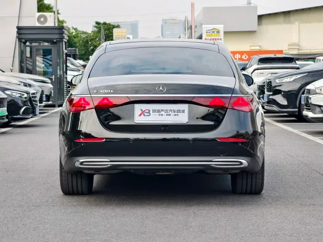 Mercedes-Benz E-Class — Фото автомобиля 5