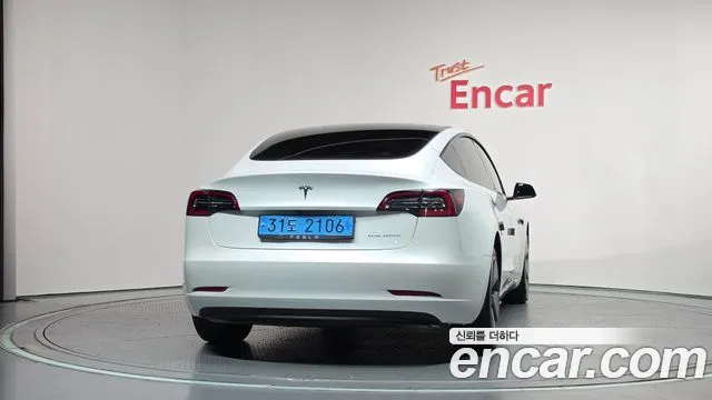 Tesla Model 3 — Фото автомобиля 4