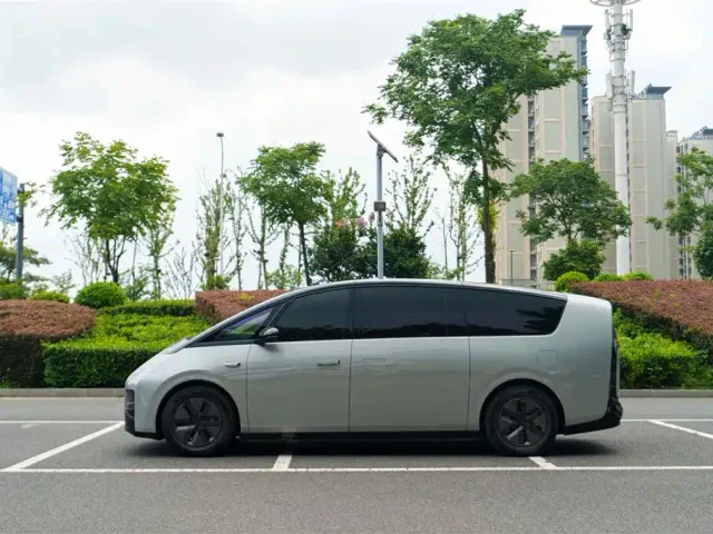 Li Auto MEGA — Фото автомобиля 3