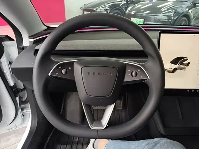 Tesla Model 3 — Фото автомобиля 10
