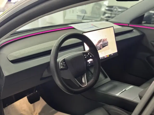 Tesla Model 3 — Фото автомобиля 10