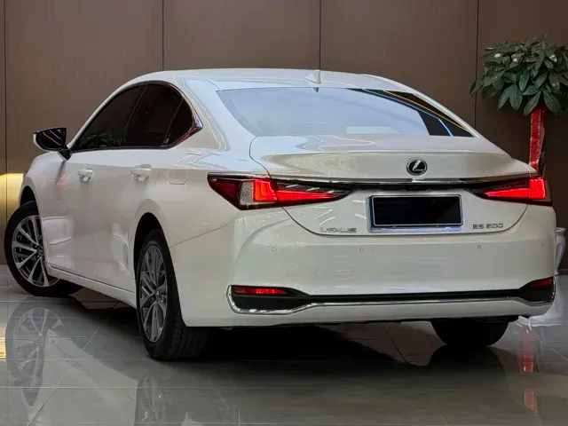 Lexus ES — Фото автомобиля 18